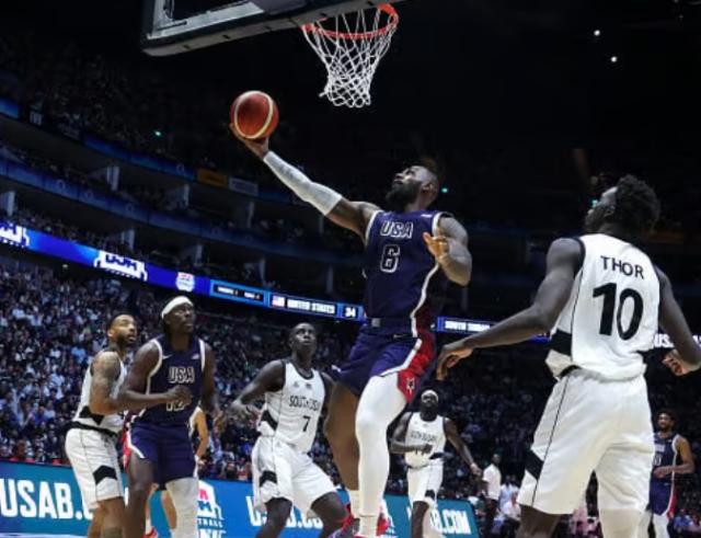 开云体育app-詹姆斯半场替补面露不悦 科尔用人成美国最大软肋